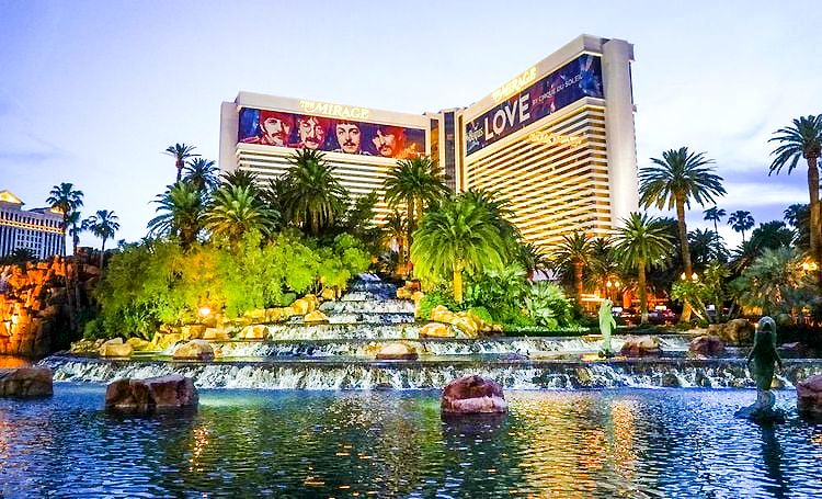 Le Mirage sur le Strip, annonçant le spectacle "Love" des Beatles