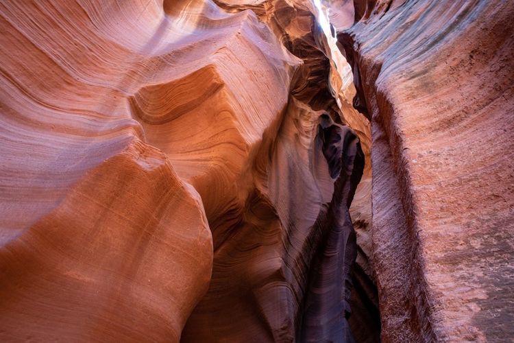 La faille très étroite de Lower Antelope Canyon