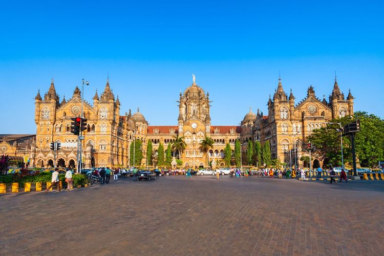 La façade extérieure de la gare de Chhatrapati Shivaji à Bombay