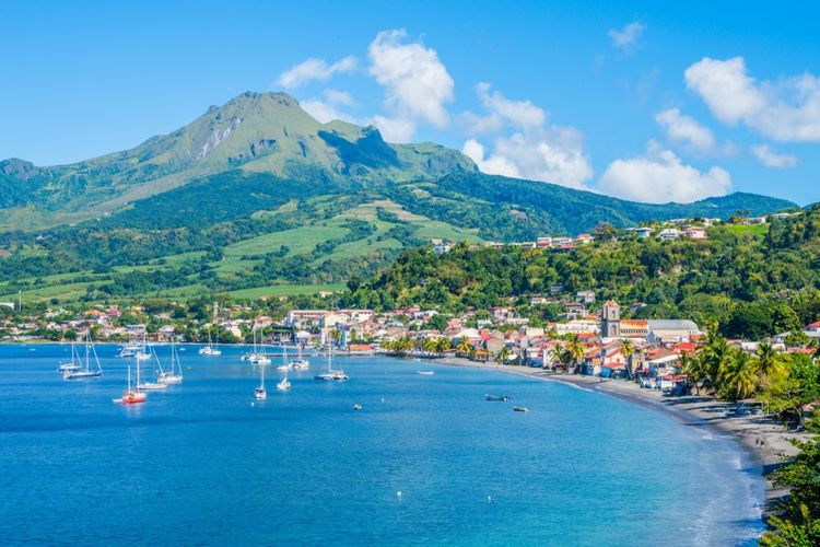 La montagne Pelée en arrière plan du village Saint-Pierre en Martinique.