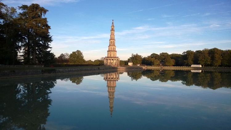 La pagode de Chanteloup se reflète dans le bassin