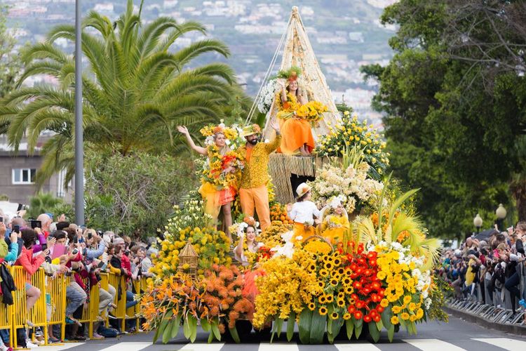 La parade de la fête des fleurs à Madère, Portugal
