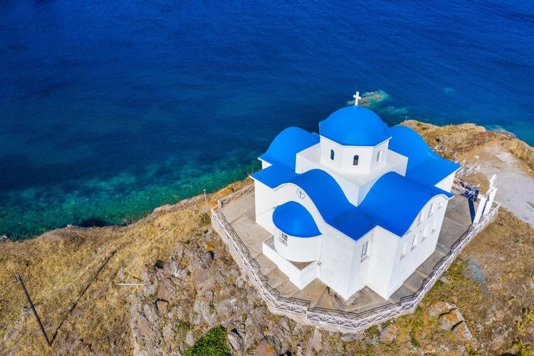 La petite église d'Agios Nikolaos à l'entrée du port sur l'île de Lemnos en Grèce