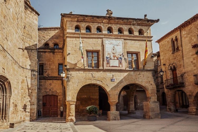 La place centrale du village Horta de Sant Joan en Catalogne, Espagne