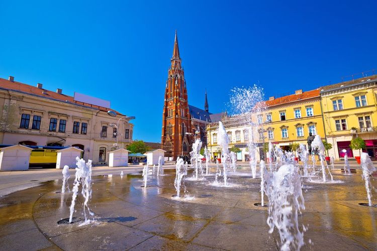 La place principale d'Osijek et sa cathédrale