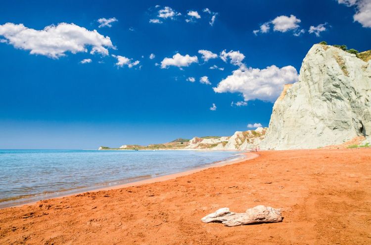 La plage de Xi sur l'île de Céphalonie