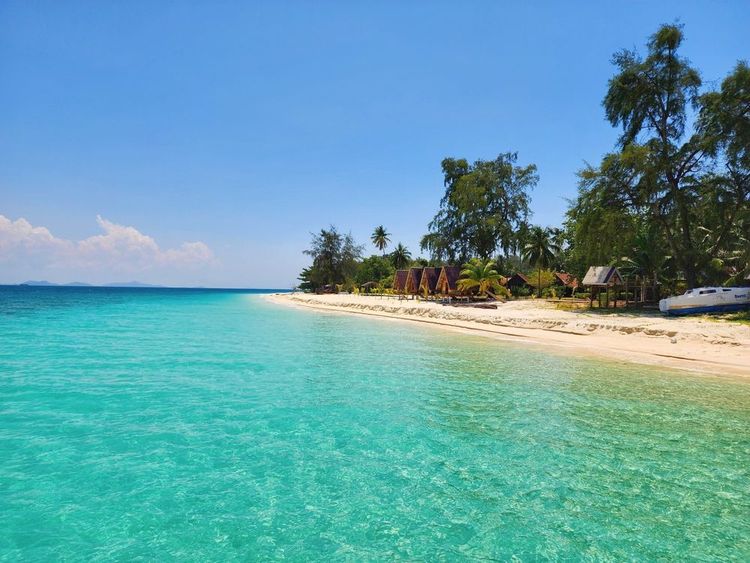 La plage de l'île Besar en Malaisie
