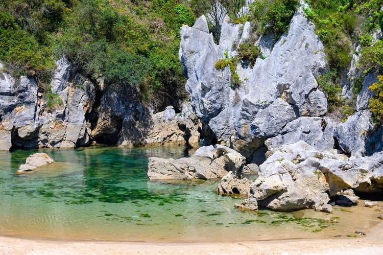 La plage intérieure de Gulpiyuri, Asturies, Espagne