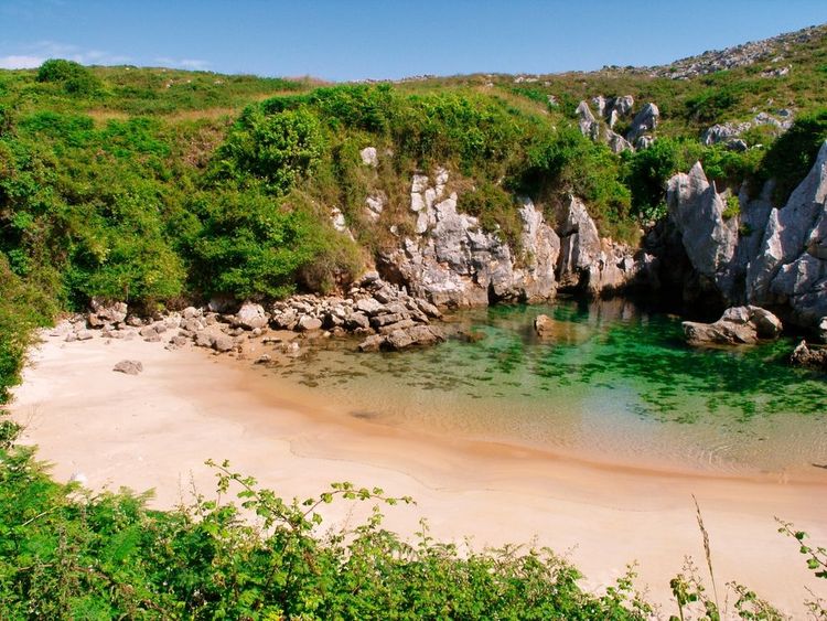 La plage intérieure de Gulpiyuri, Asturies, Espagne