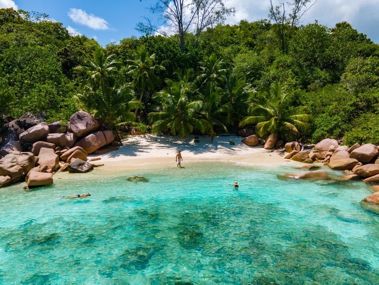 La plage sauvage de Anse Lazio sur l'île de Praslin, Seychelles
