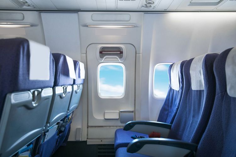 La porte de secours d'un avion