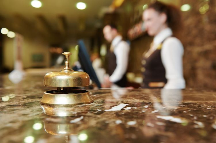 La réception d'un hôtel