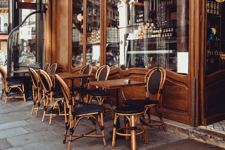 La terrasse d'un bistrot typiquement parisien