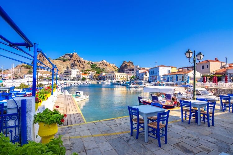 La terrasse d'un restaurant sur le port de Myrina, île Lemnos, Grèce