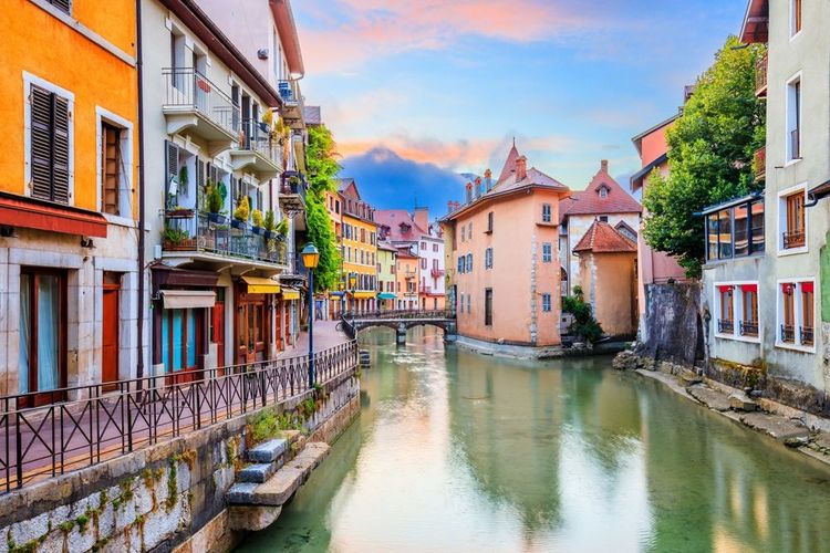 La ville d'Annecy dans la vallée des Alpes, France