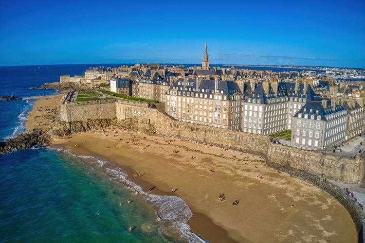 La ville de Saint-Malo et ses remparts, un jour de grand beau temps