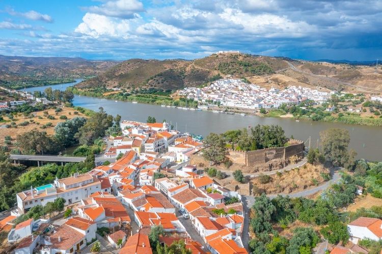 La ville espagnole Sanlucar de Guadiana vue depuis la ville portugaise d'Alcoutim