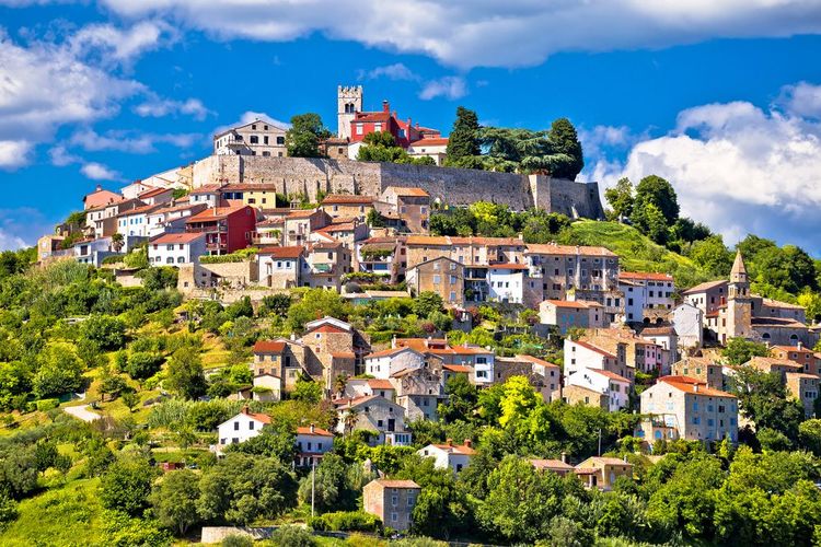La ville pittoresque de Motovun sur sa colline, dans la région de l'Istrie