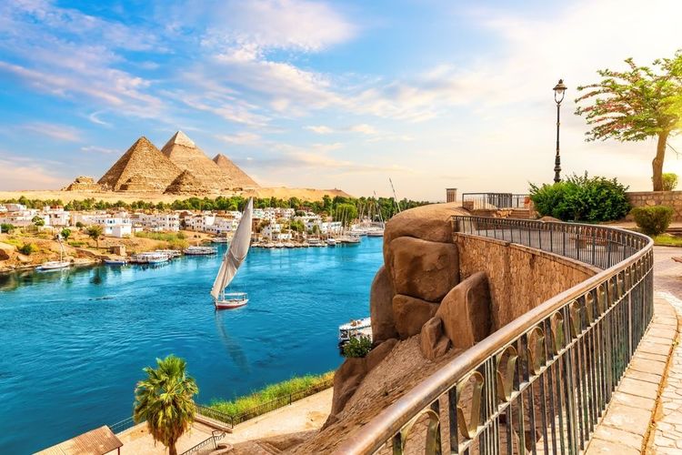 La vue sur les Pyramides de Gizeh et le Nil, Le Caire, Egypte