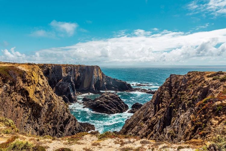 La vue sur les falaises depuis le sentier de Cabo Sardão au Portugal