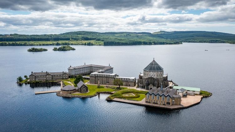 Vue aérienne sur le lac Derg et le sanctuaire de Saint Patrick