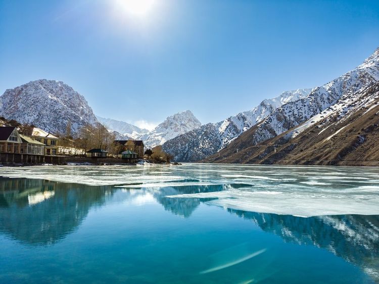 Le lac Iskanderkul se situe au coeur des montagnes tadjikes à l'ouest du pays