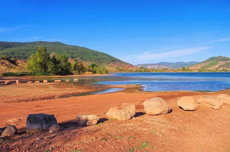 Le lac Salagou et ses rives rouges © lianem/123RF