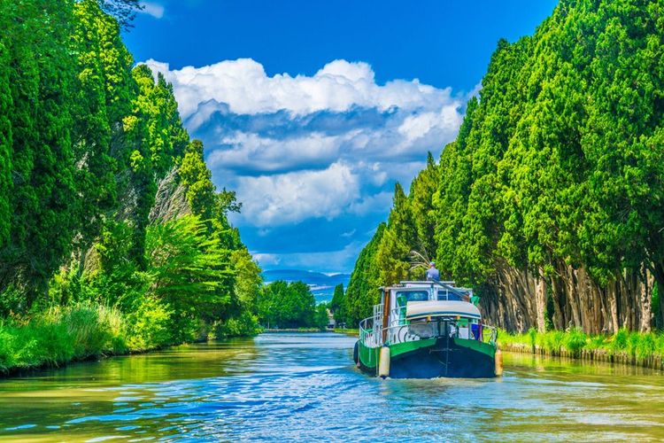Le Canal du Midi près de la Cité de Carcassonne