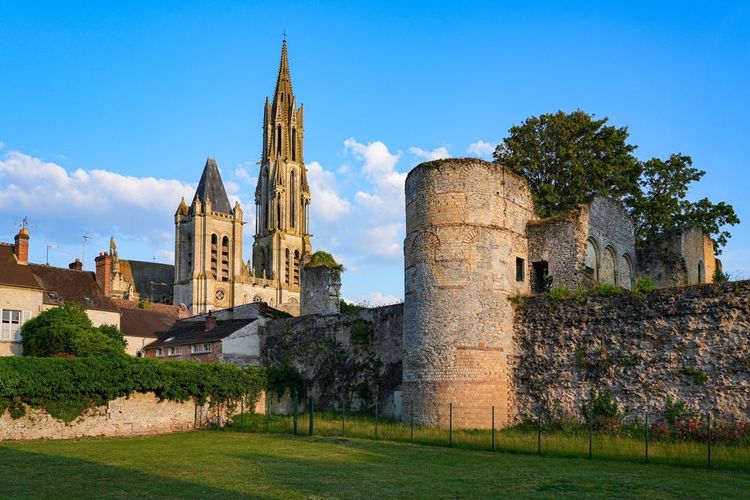 Le Château Royal et la cathédrale de Notre-Dame de Senlis, France