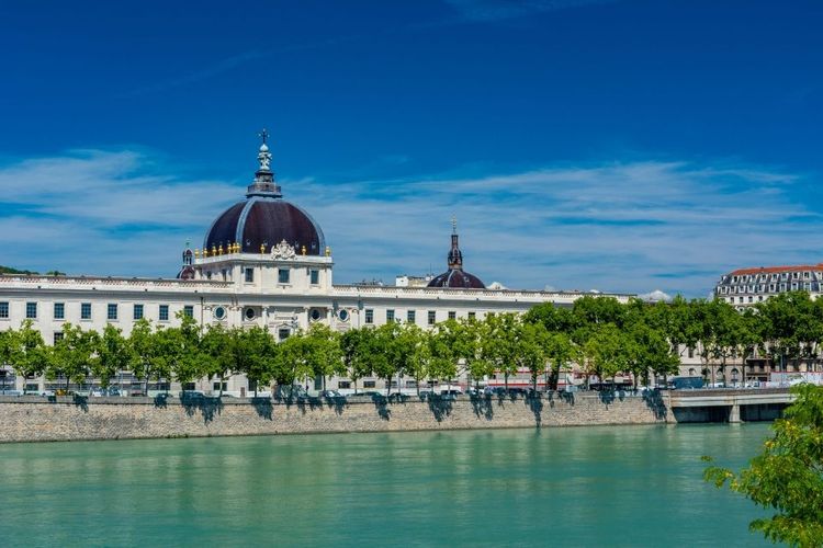 La façade principale du Grand Hôtel-Dieu donne sur le Rhône © Pics Factory/123RF