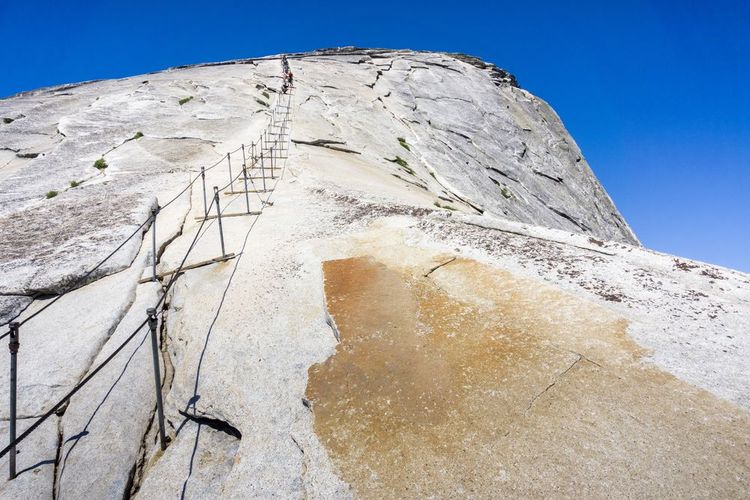 Le Half Dome Cables dans le parc de Yosemites, Etats-Unis