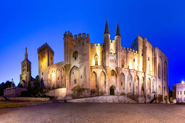 Le Palais des Papes, le soir à Avignon