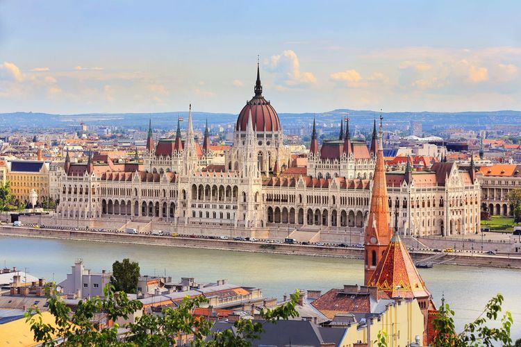 Le Parlement hongrois sur la rive du Danube à Budapest