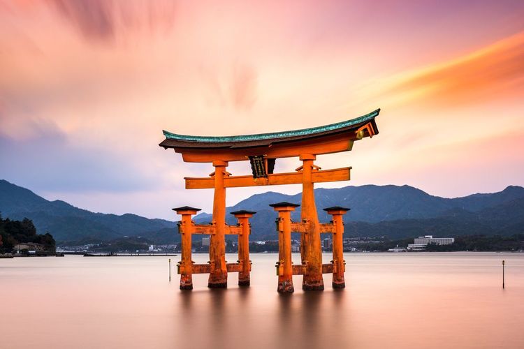 Le Torii Rouge dans le sanctuaire d'Itsukushima sur l'île de Miyajima au Japon