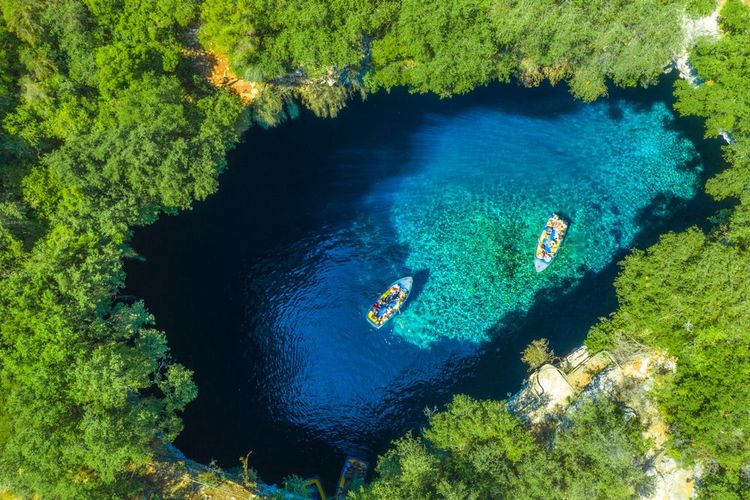 Le célèbre lac de melissani sur l'île de Kefalonia, Grèce