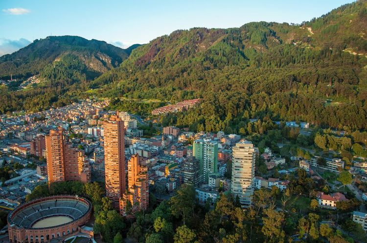 Le centre de Bogota avec les Andes en arrière-plan