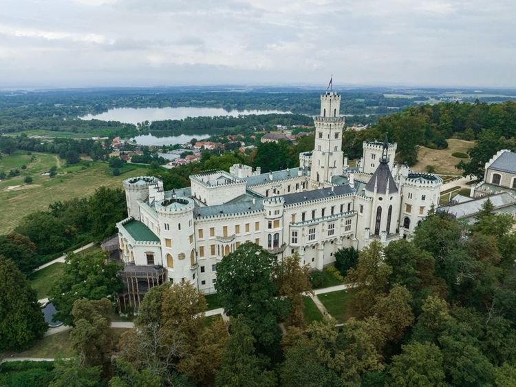 Le château de Hluboká qui surplombe la ville