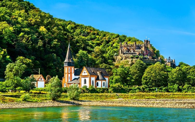 Le château de Reichenstein et la basilique Saint-Clemens dans la vallée du Rhin du Haut-Moyen-Rhin