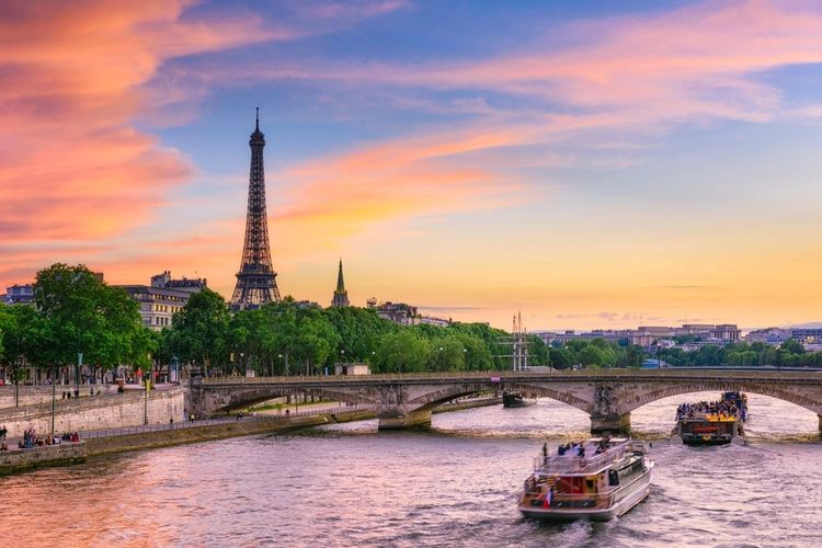 Le coucher de soleil sur la tour Eiffel et la Seine à Paris, France