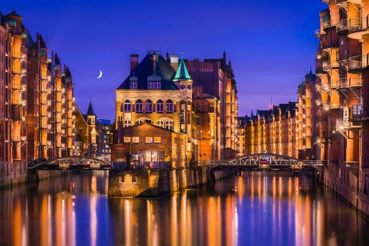 Le district de Warehouse Speicherstadt à la nuit tombée à Hambourg, Allemagne