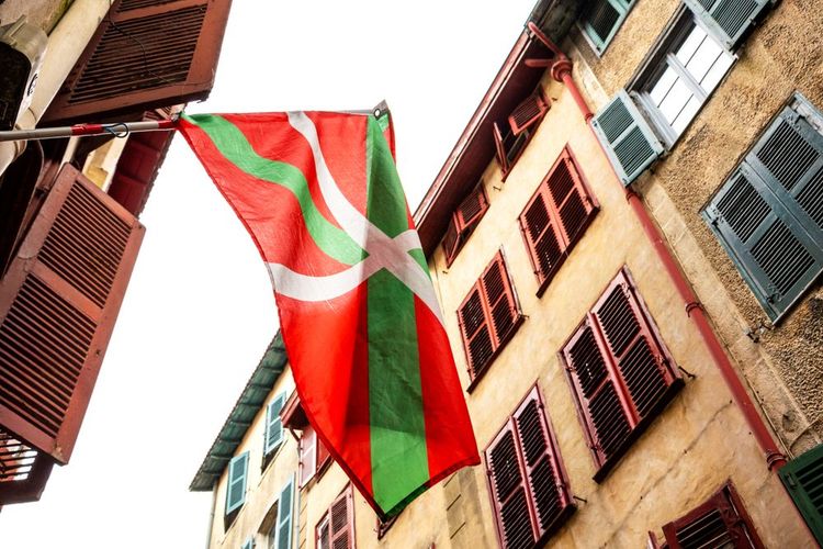Le drapeau basque ou "ikurriña"