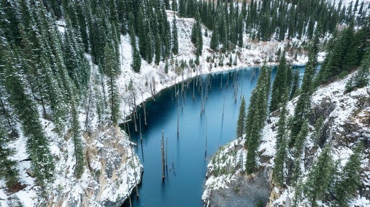 Le lac Kaindy gelé en hiver, Kazakhstan