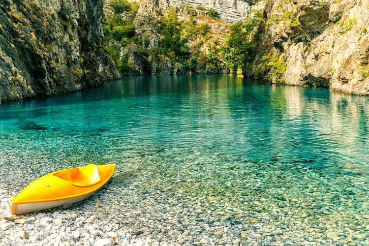 Le lac Koman dans les montagnes albanaises