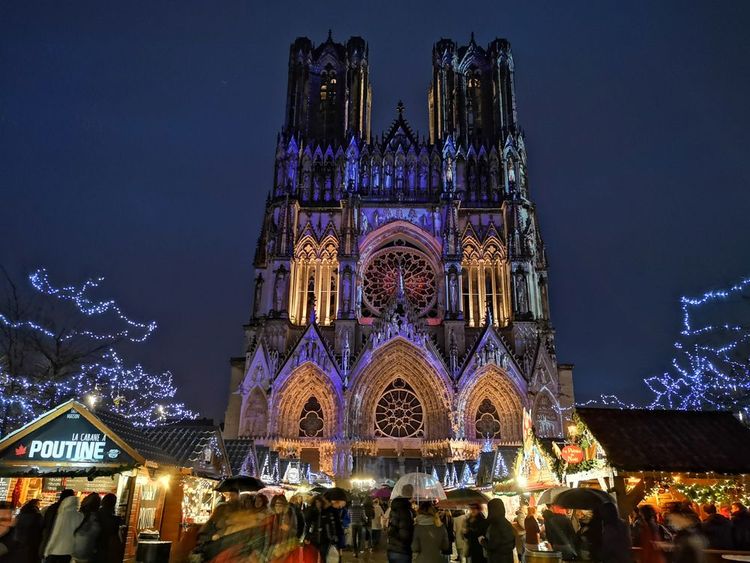 Le marché de Noël de Reims avec la cathédrale en arrière plan, France