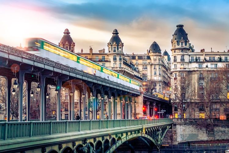 Le métro parisien qui traverse le pont  Bir-Hakeim.