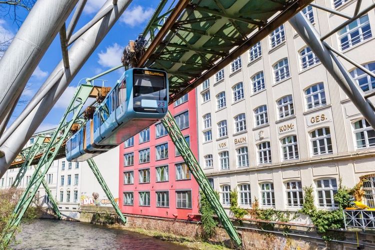 El monorraíl suspendido de Wuppertal (Alemania)