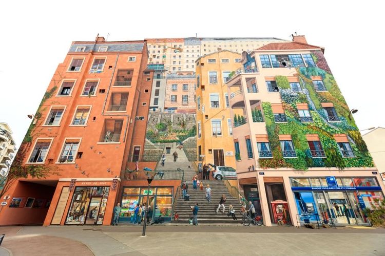 L'immense mur des Canuts se trouve dans le quartier de la Croix-Rousse © Phongphon Sutantayawalee/123RF