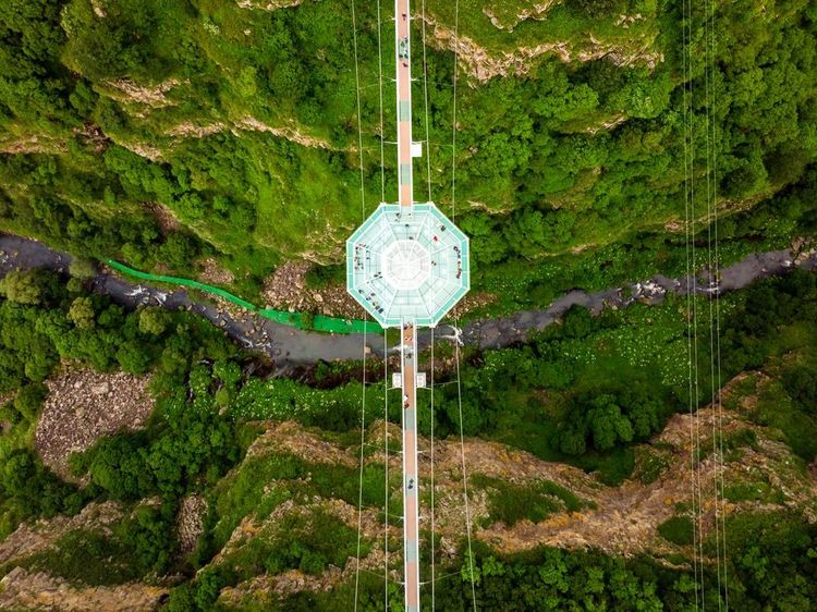 Le pont en verre, en forme de diamant, en Géorgie