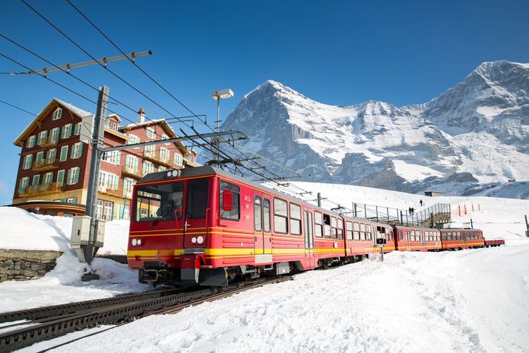 Le train en partance pour la gare de JungFraujoch, Suisse