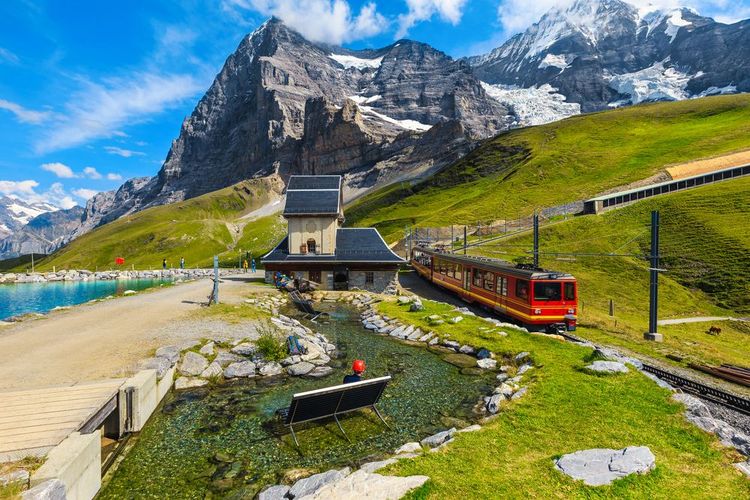 Le train passe à côté du lac Fallbodensee sur le chemin pour JungFraujoch, Suisse